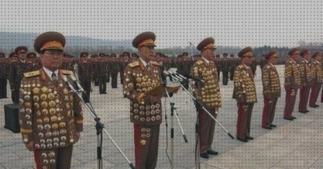 Review de militares con muchas medallas